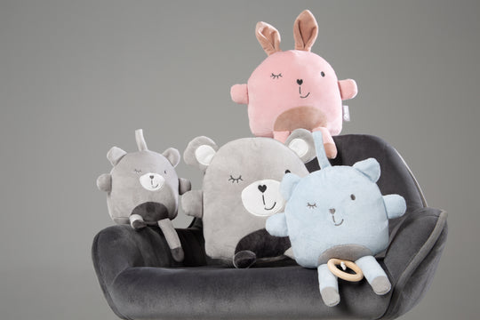 Kuschelkissen 'Lil Cuties', Kuscheltier 'Sammy' mit Freundschaftskarte, silbergrau – Milieubild (11/12)