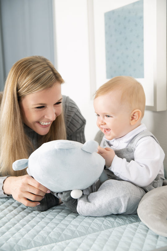 Kuschelkissen 'Lil Cuties', Kuscheltier 'Sammy' mit Freundschaftskarte, silbergrau – Milieubild (8/12)