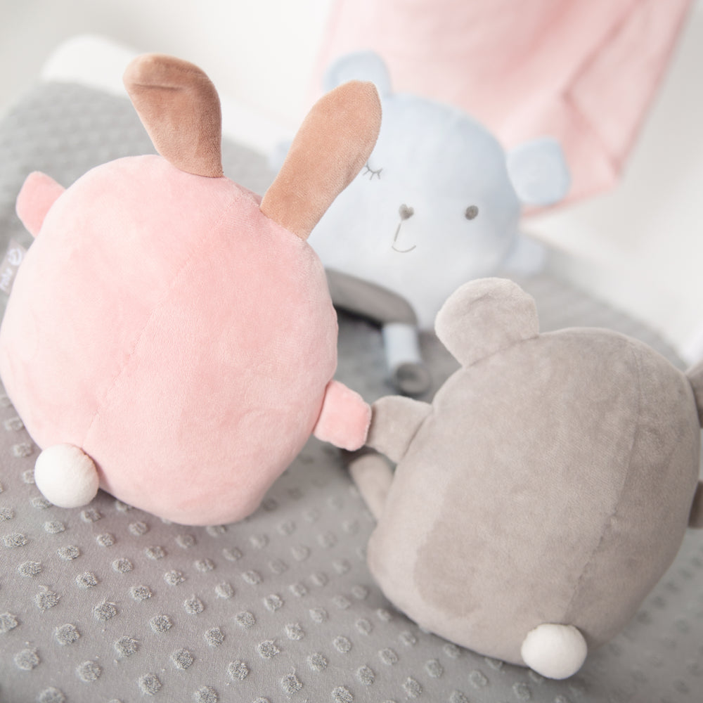 Kuschelkissen 'Lil Cuties', Kuscheltier 'Sammy' mit Freundschaftskarte, silbergrau – Milieubild (2/12)