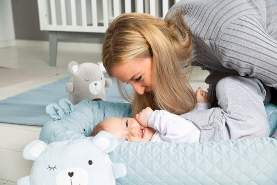 Baby Lounger 'roba Style' - Cosy Nest with Bear Face 'Benny' - Travel Cot & Changing Pad - Light Blue – Special Image (8/8)