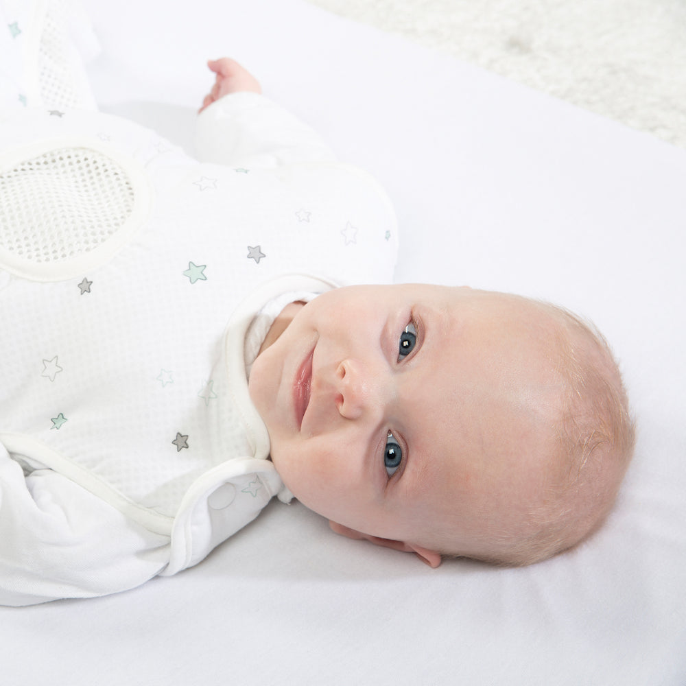 'safe asleep®' Schlafsack Easy Air, Design 'Sternenzauber', aus Baumwolle & Mesh – Milieubild (2/3)