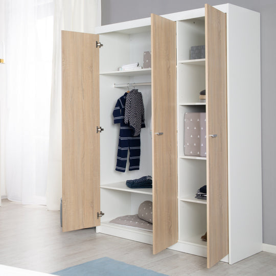 Armadio 'Gabriella', armadio con 3 ante, tecnologia soft-close, scanalato bianco – Foto d'ambiente (2/5)