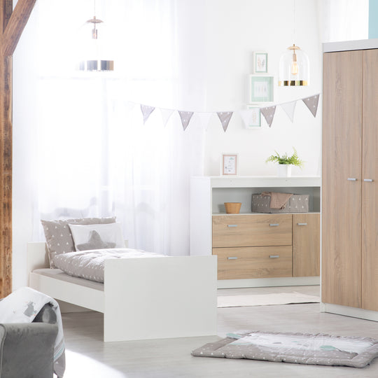 Set de muebles 'Gabriella' 2piezas - Cama 70x140 + cómoda cambiador estrecho - Blanco & decorado roble – Foto ambientada (6/10)