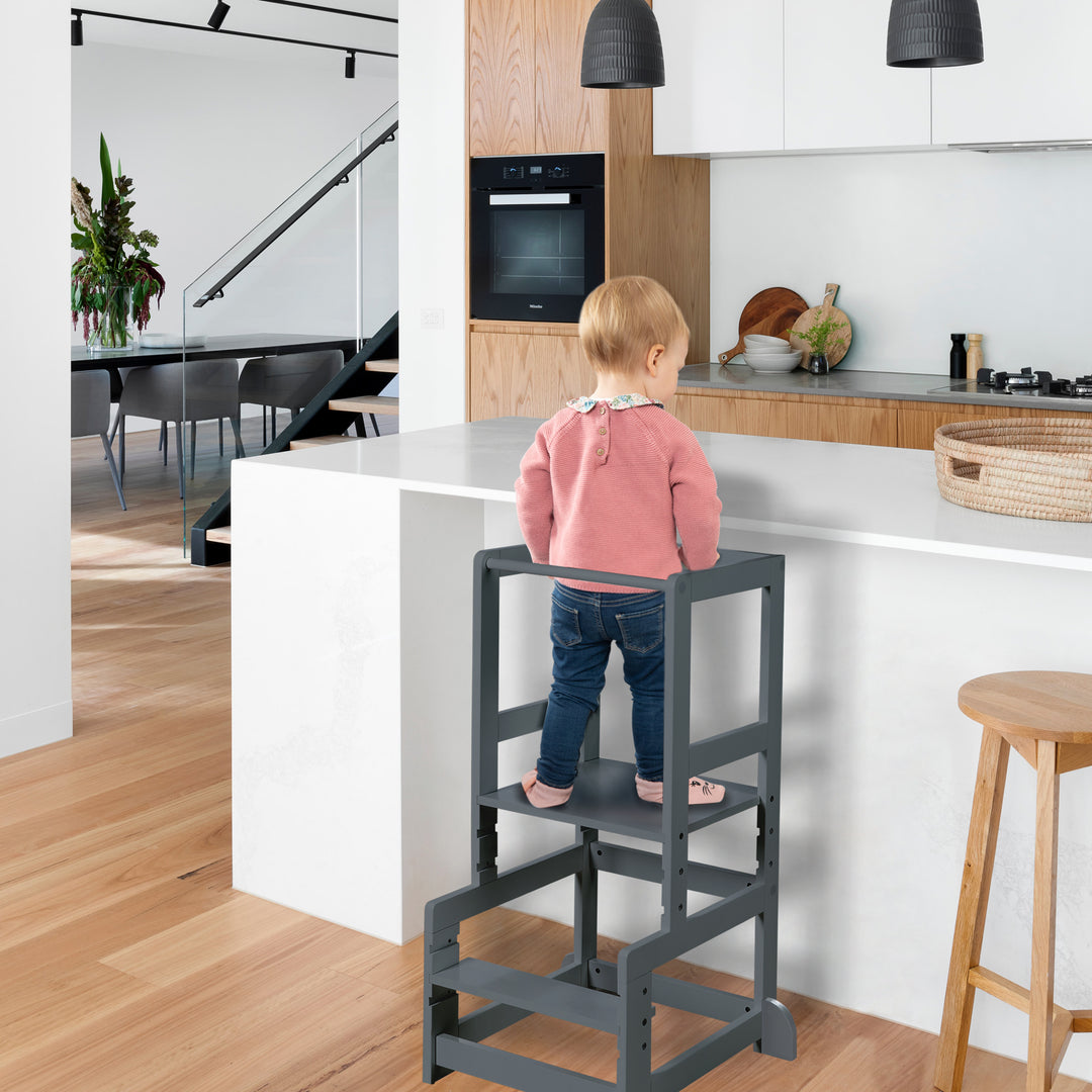 Lernturm anthrazit, sicherer Tritthocker für Kinder, ideal als Küchenhelfer, bis 80 kg belastbar – Milieubild (5/5)