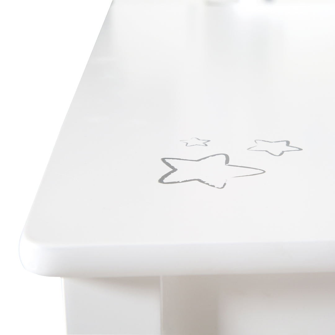 Set de mesa y sillas infantil 'Little Stars', 2 sillas infantiles & 1 mesa, madera, blanco lacado, con estrella – Foto de detalle (7/8)