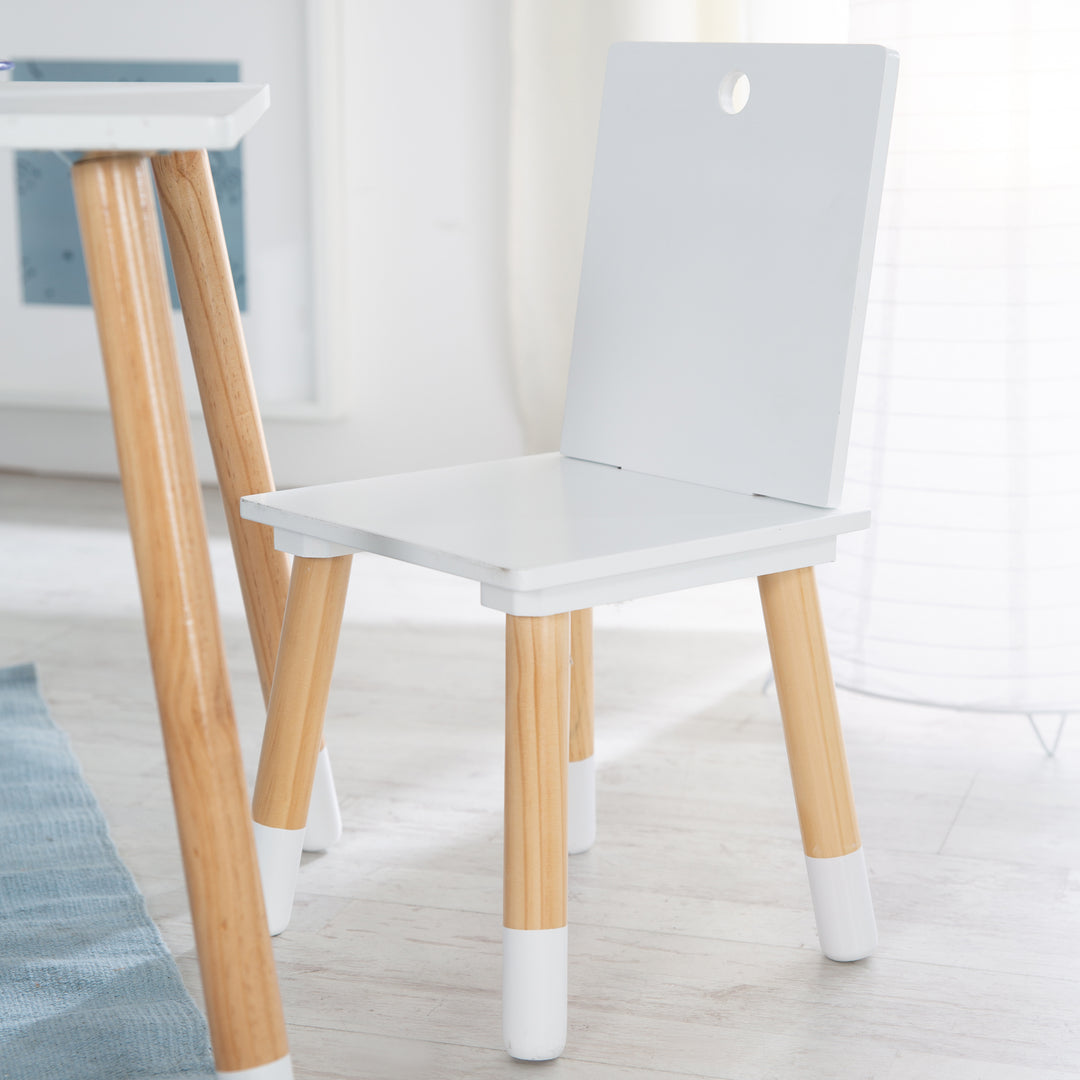 Set tavolo e sedie per bambini, mobili per bambini set in 2 sedie per bambini & 1 tavolo, legno, bianco laccato – Foto d'ambiente (5/6)