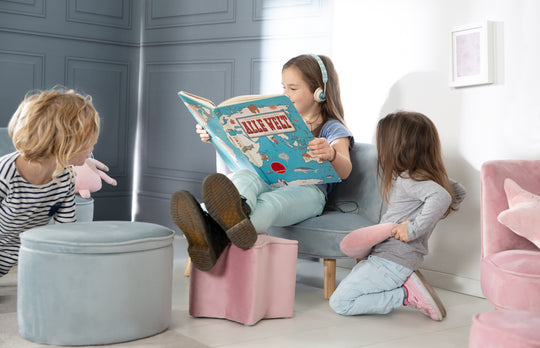 Kindersofa 'Lil Sofa' - Bequeme Kindercouch mit Holzfüßen - Samtstoff hellblau – Milieubild (8/10)