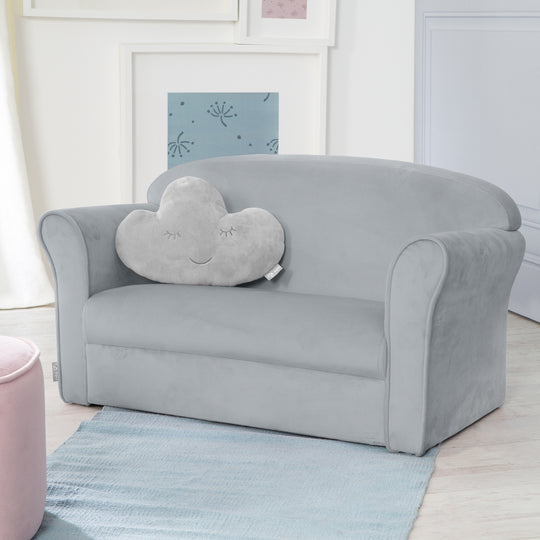 Kindersofa 'Lil Sofa' mit Armlehnen, bequeme Kindercouch mit silbergrauem Samtstoff bezogen – Milieubild (6/10)