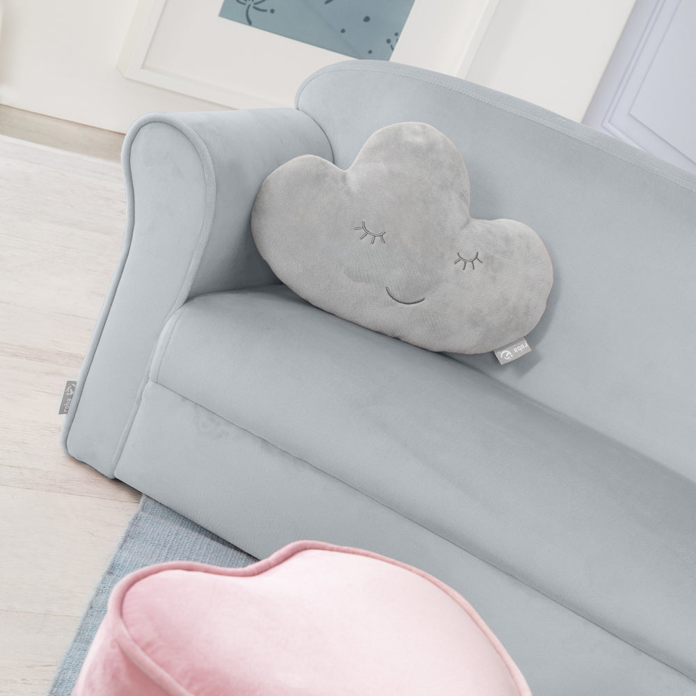 Kindersofa 'Lil Sofa' mit Armlehnen, bequeme Kindercouch mit silbergrauem Samtstoff bezogen – Milieubild (2/10)
