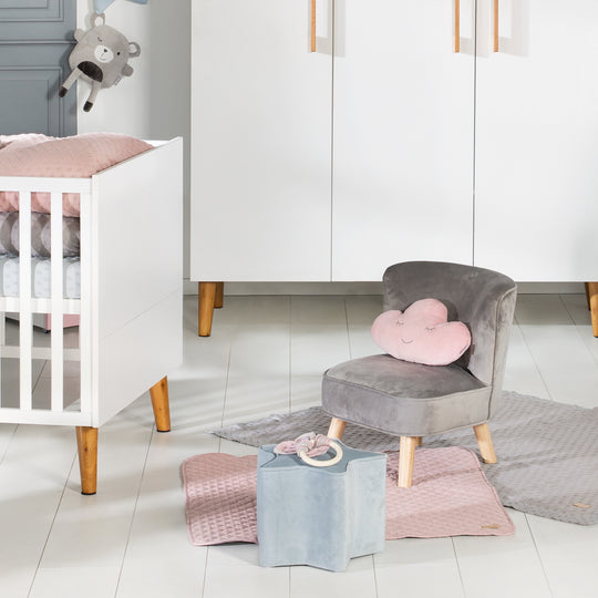 Kindersessel 'Lil Sofa', bequemer Sessel mit stabilen Holzfüßen und grauem Samtstoff – Milieubild (8/11)
