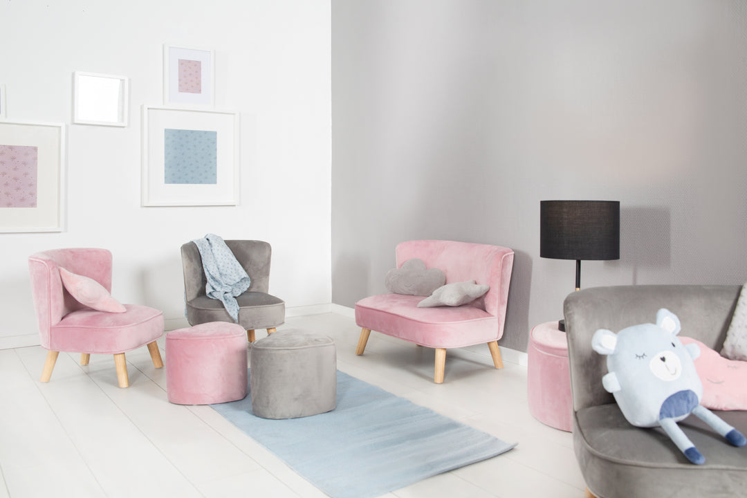 Kindersessel 'Lil Sofa', bequemer Sessel mit stabilen Holzfüßen und grauem Samtstoff – Milieubild (3/11)