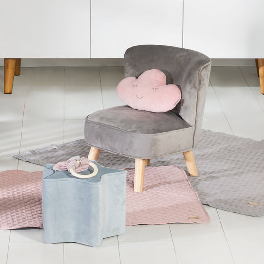 Kindersessel 'Lil Sofa', bequemer Sessel mit stabilen Holzfüßen und grauem Samtstoff – Milieubild (2/11)