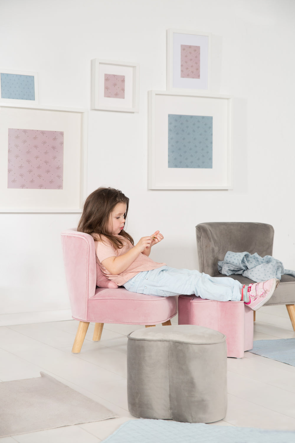 Kindersessel 'Lil Sofa', bequemer Sessel mit stabilen Holzfüßen und Samtstoff in Mauve – Milieubild (2/9)
