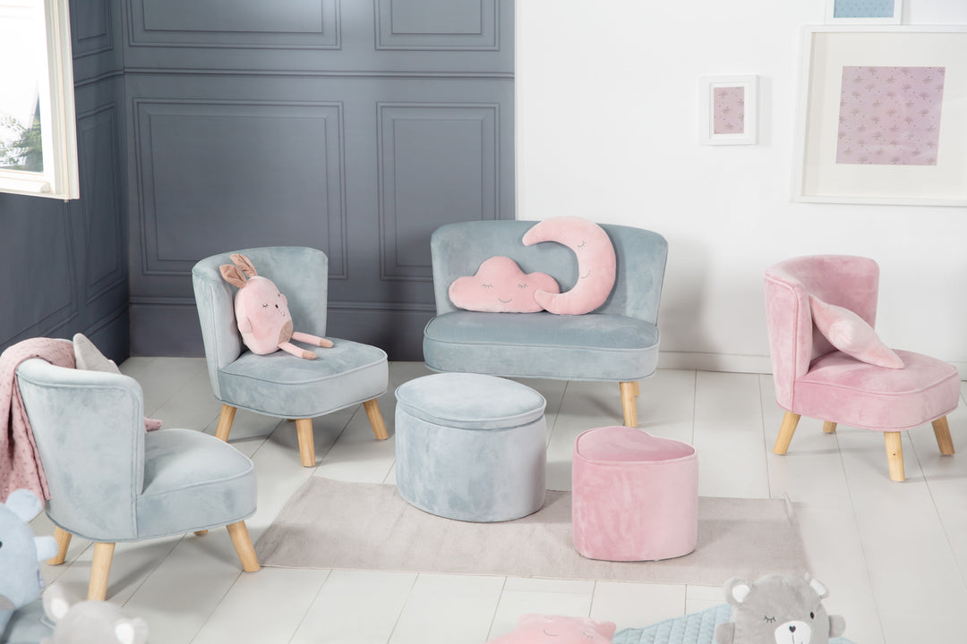 Kindersessel 'Lil Sofa', bequemer Sessel mit stabilen Holzfüßen und Samtstoff in Sky/Hellblau – Milieubild (9/11)