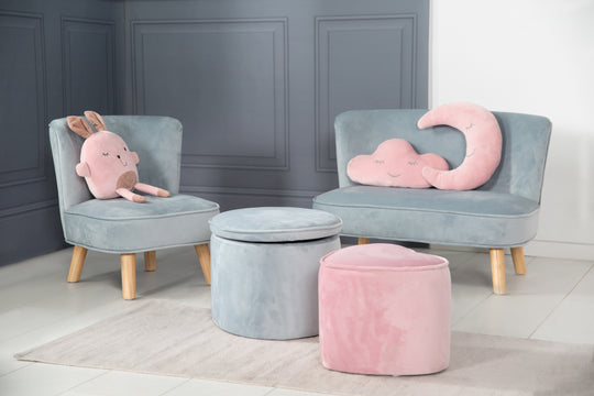 Kindersessel 'Lil Sofa', bequemer Sessel mit stabilen Holzfüßen und Samtstoff in Sky/Hellblau – Milieubild (3/11)