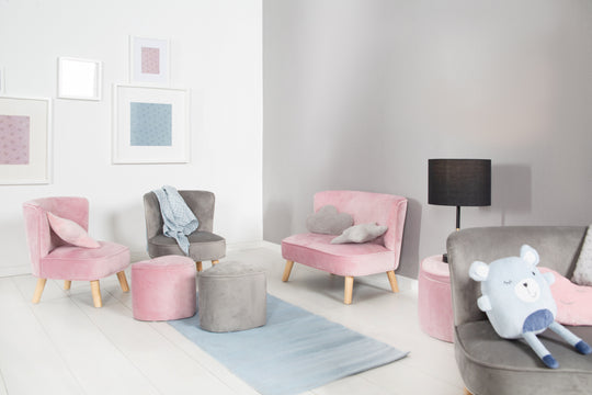 Kindersessel 'Lil Sofa', bequemer Sessel mit stabilen Holzfüßen und Samtstoff in Sky/Hellblau – Milieubild (7/11)