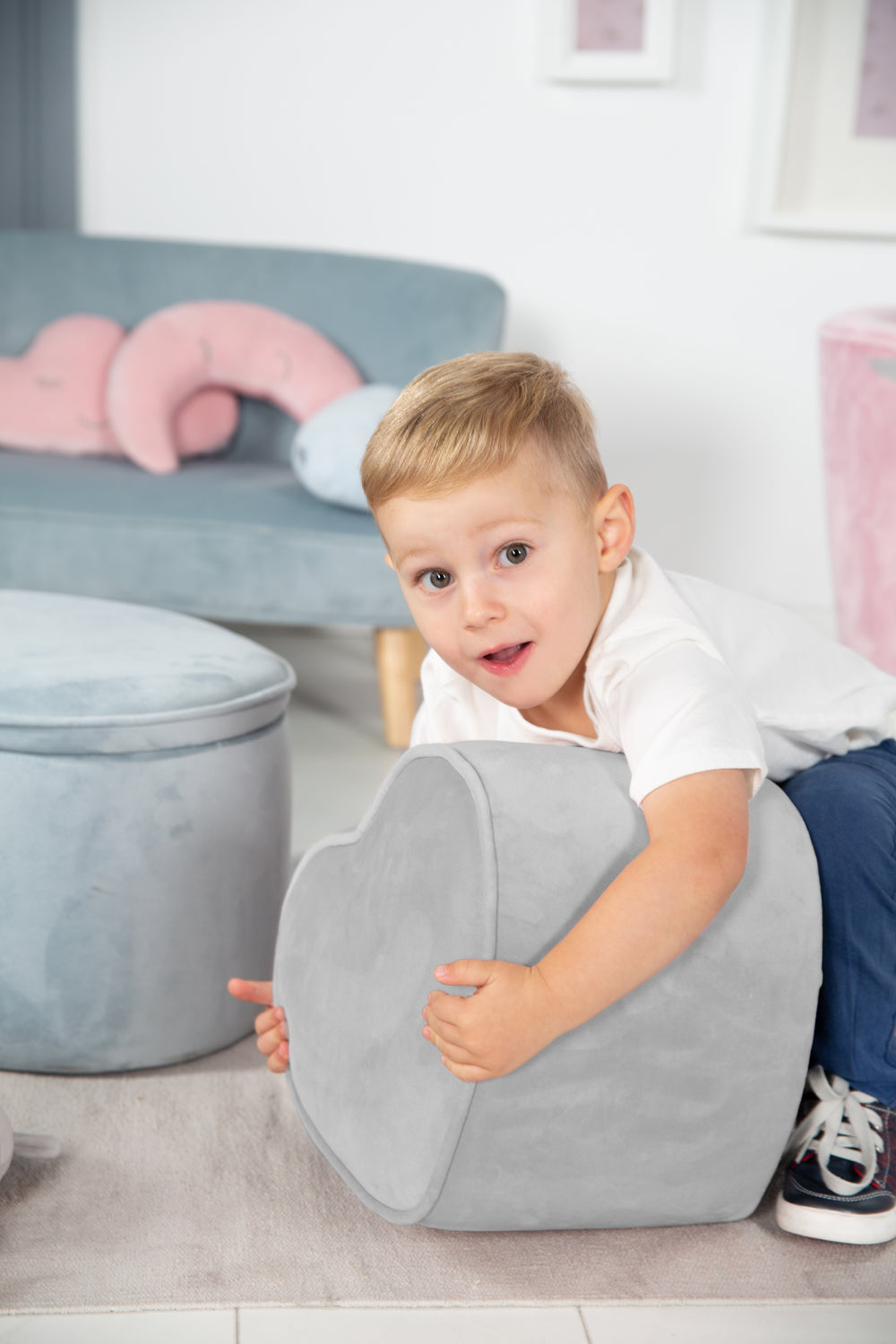Kinderhocker in Herzform 'Lil Sofa', bequemer Hocker mit grauem Samtstoff bezogen, Pouf – Milieubild (2/7)