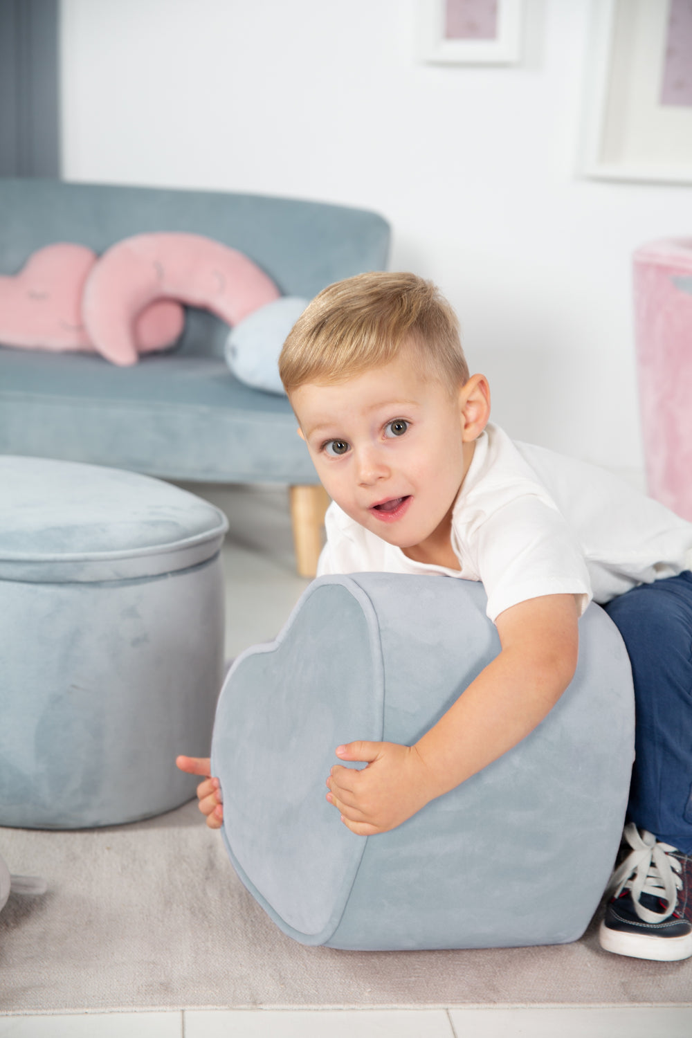 Kinderhocker in Herzform 'Lil Sofa', bequemer Hocker, mit Samtstoff in Sky/Hellblau, Pouf – Milieubild (2/7)