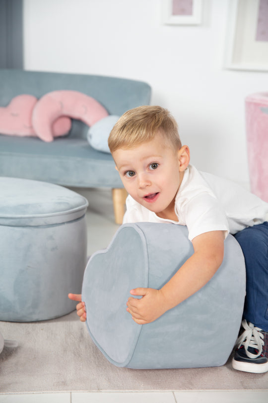 Kinderhocker in Herzform 'Lil Sofa', bequemer Hocker, mit Samtstoff in Sky/Hellblau, Pouf – Milieubild (2/7)