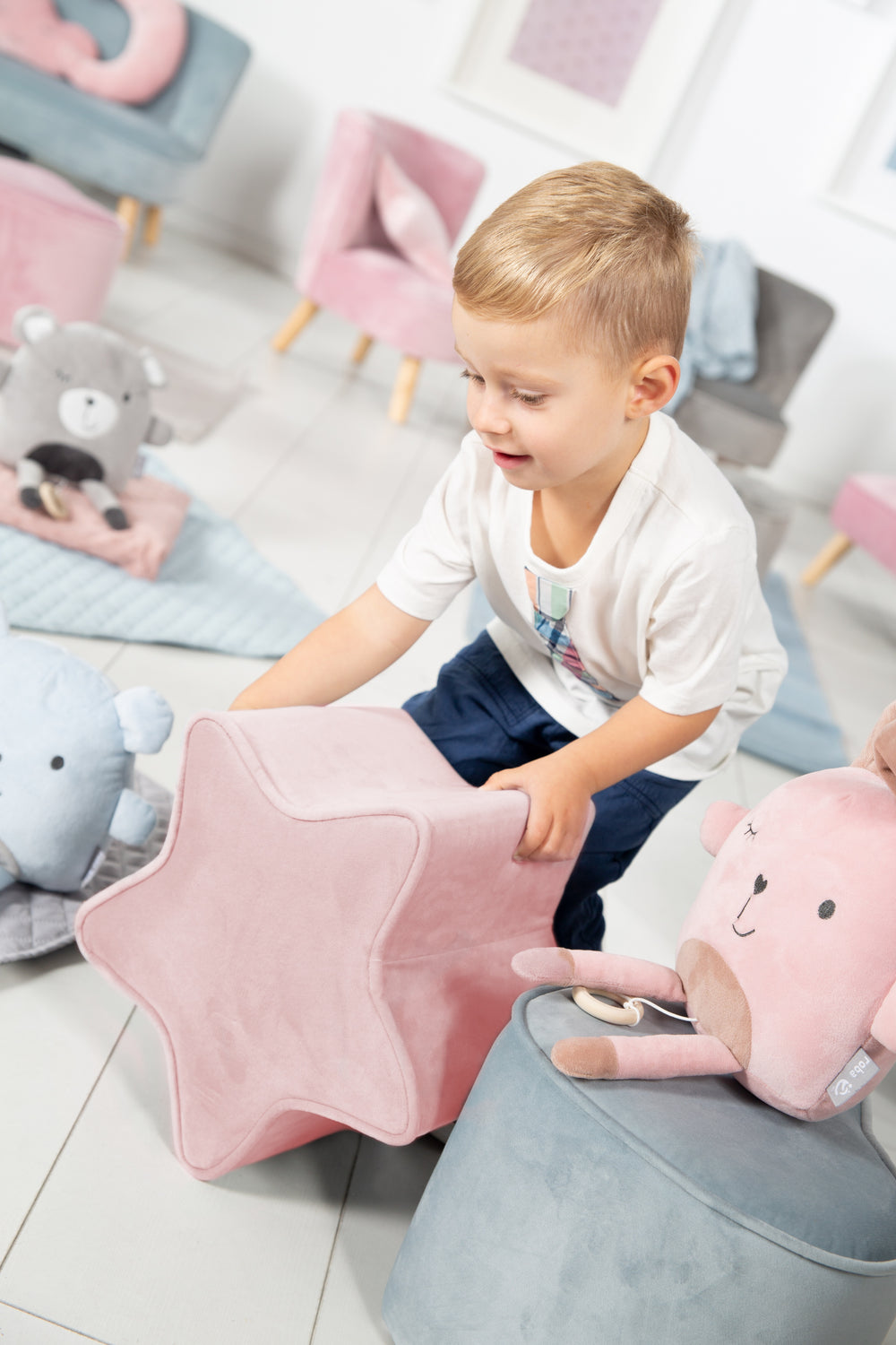 Kinderhocker in Sternform 'Lil Sofa', bequemer Hocker mit Samtstoff in der Farbe Mauve, Pouf – Milieubild (2/6)