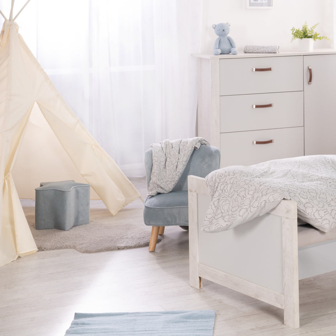 Kinderhocker in Sternform 'Lil Sofa', bequemer Hocker mit Samtstoff in Sky/Hellblau bezogen – Milieubild (2/6)