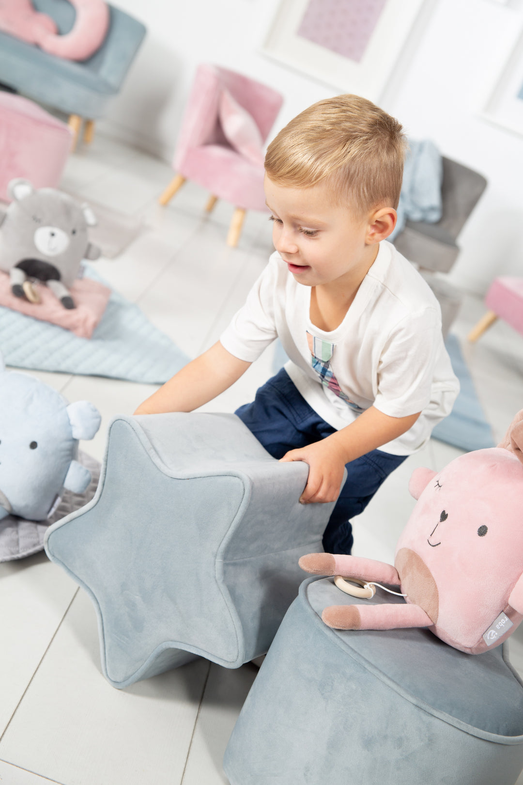 Kinderhocker in Sternform 'Lil Sofa', bequemer Hocker mit Samtstoff in Sky/Hellblau bezogen – Milieubild (3/6)