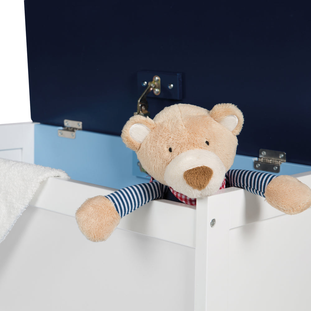 Spielzeugtruhe 'Rennfahrer', Sitz-& Aufbewahrungstruhe fürs Kinderzimmer, Truhenbank blau – Milieubild (2/6)