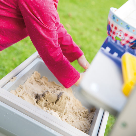 Matschküche 'Outdoor+', grau lasiert mit abnehmbarer Abdeckung, wetterfestes Holz – Milieubild (6/13)