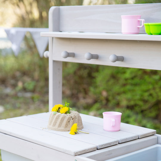 Matschküche 'Outdoor+', grau lasiert mit abnehmbarer Abdeckung, wetterfestes Holz – Milieubild (8/13)