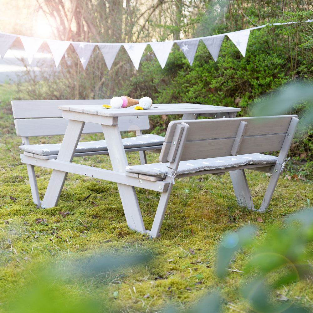 Kindersitzgruppe 'Outdoor+', mit Rückenlehnen 'Picknick for 4', wetterfest aus Massivholz, grau – Milieubild (2/12)
