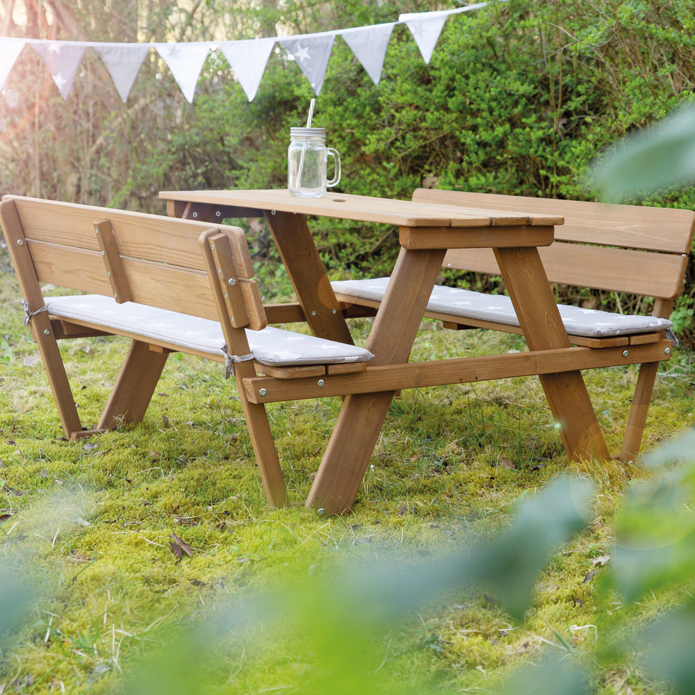 Kindersitzgruppe 'Outdoor+' mit 2 Bänken + Tisch 'Picknick for 4' - Massivholz wetterfest - Teak – Milieubild (2/11)