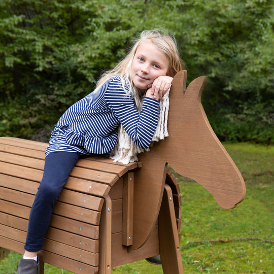 Cheval de voltige et à bascule d'extérieur, bois massif couleur teck, cheval à bascule de jardin avec mäne & queue – Photo d'ambiance (4/7)