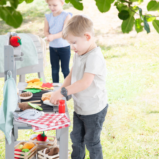 Outdoor-Matschküche 'BBQ', Wetterfeste Gartenküche für Wasser & Sand, Holz grau – Milieubild (7/11)