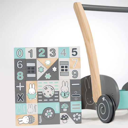 Schiebewagen 'miffy®' con 35pezzi set di cubi da costruzione, legno naturale & laccato, altezza manigliäaltezza: 45cm – Foto di dettaglio (5/7)