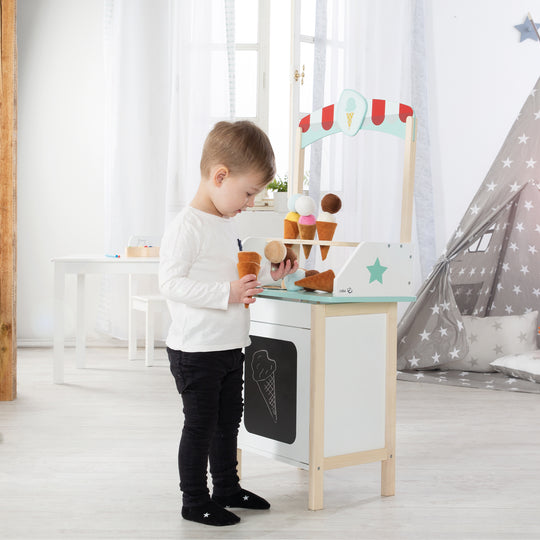Stand de glaces en bois, avec accessoires, 3 cornets de glace en tissu, 6 boules de glace en tissu en peluche, à partir de 3 ans – Photo d'ambiance (6/13)
