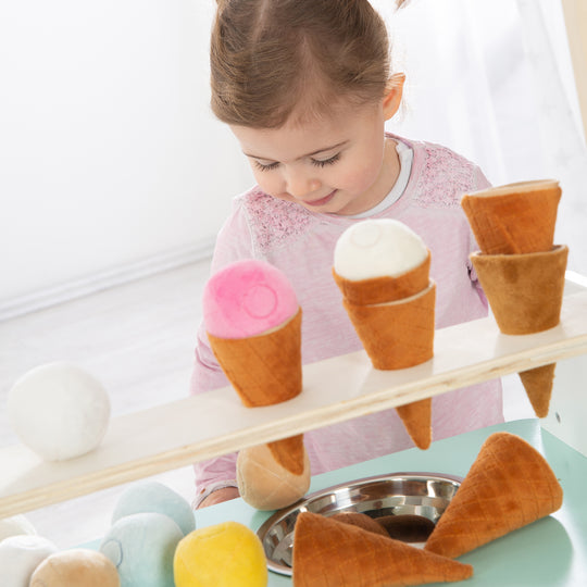 Stand de glaces en bois, avec accessoires, 3 cornets de glace en tissu, 6 boules de glace en tissu en peluche, à partir de 3 ans – Photo d'ambiance (9/13)