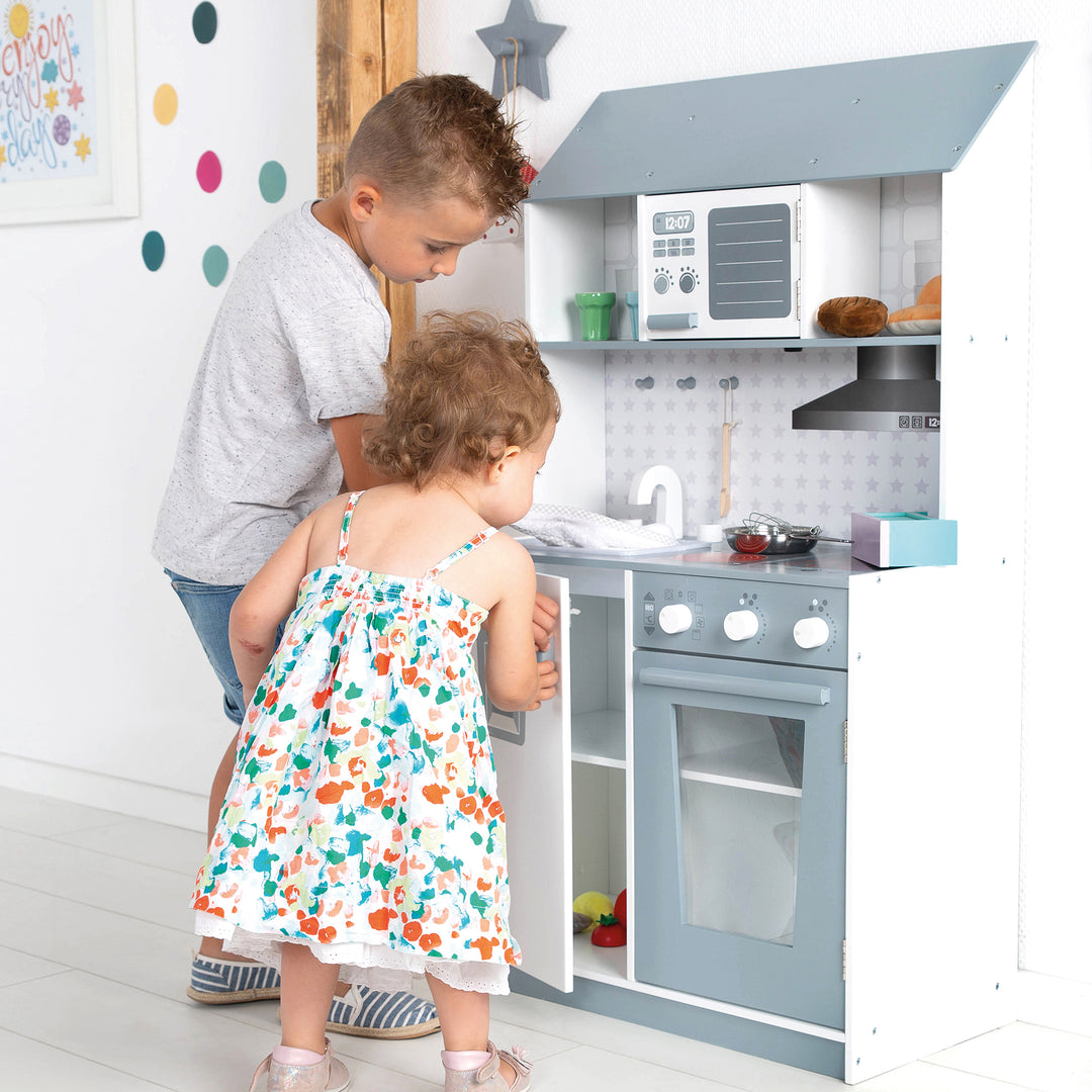 Spiel- & Kinderküche weiß/grau - inkl. Spüle, Wasserhahn, Mikrowelle, Herd, Grill, Herdplatten, Kühlschrank – Milieubild (2/21)