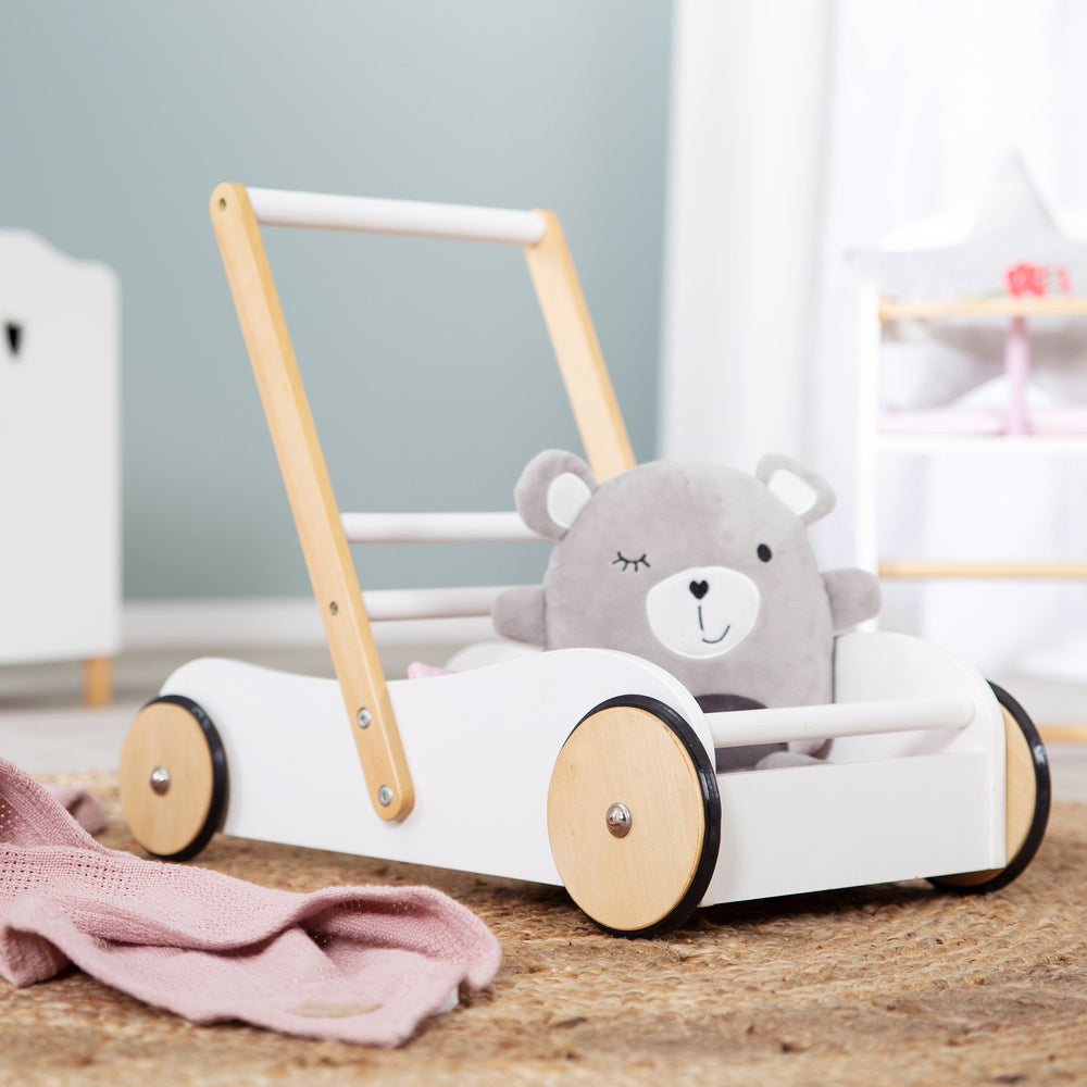 Lauflernwagen 'Scarlett' weiß lackiert, Puppenwagen mit rosa Textilien – Milieubild (2/4)