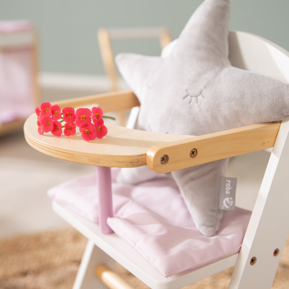 Puppenhochstuhl 'Scarlett', für Puppen & Babypuppen, weiß lackiert – Milieubild (2/4)