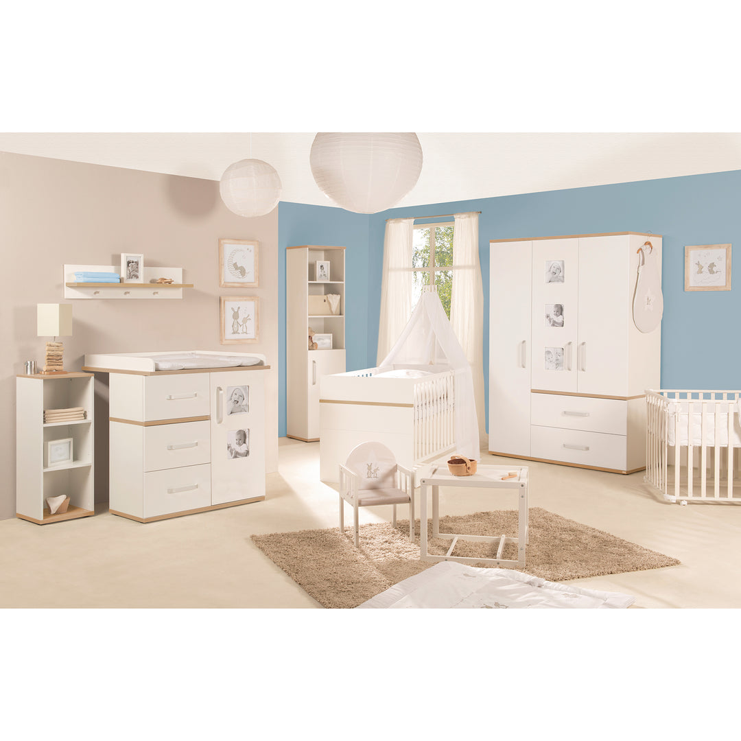 Muebles para bebé-Set 'Pia', 2piezas, incl. cama combinada 70 x 140 cm & ancho cómoda cambiador, blanco / san remo roble – Foto ambientada (2/13)