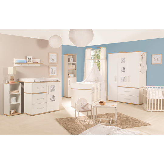 Muebles para bebé-Set 'Pia', 2piezas, incl. cama combinada 70 x 140 cm & ancho cómoda cambiador, blanco / san remo roble – Foto ambientada (2/13)