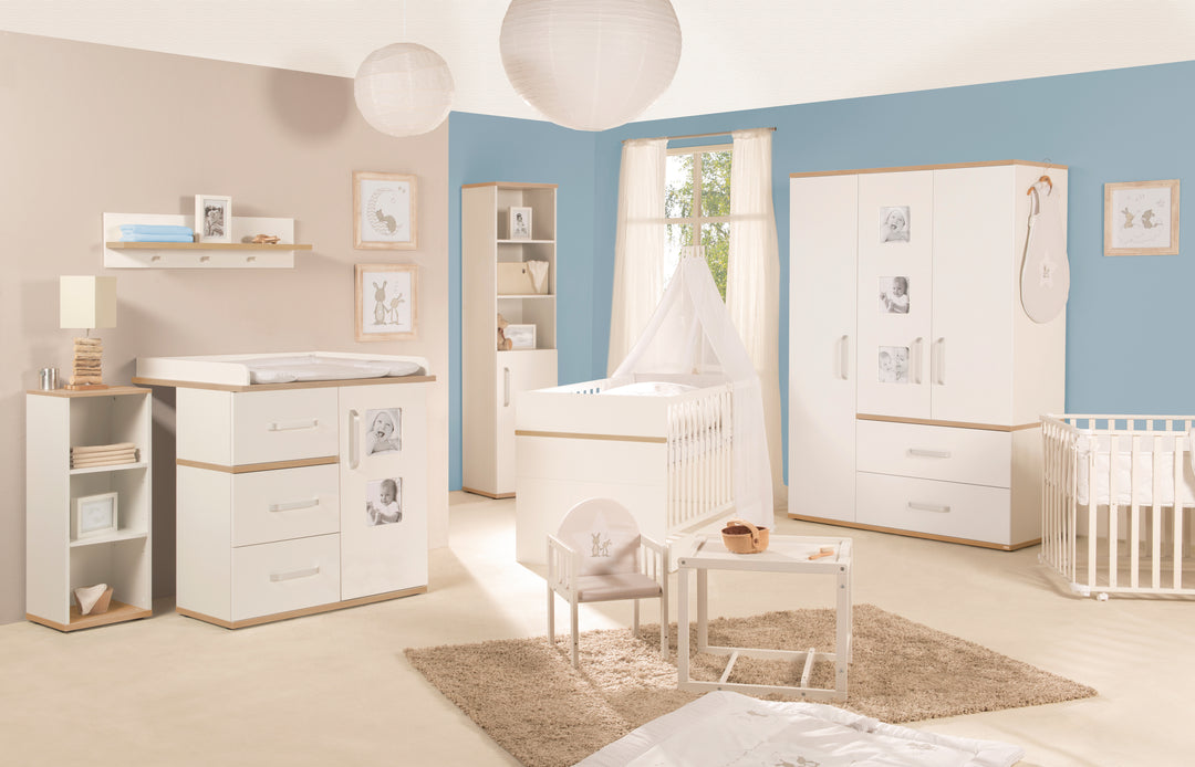 Set mobili per bambini 'Pia', 3pezzi, incl. letto per bambini 70 x 140 cm, cassettiera fasciatoio & armadio, bianco – Foto d'ambiente (3/15)