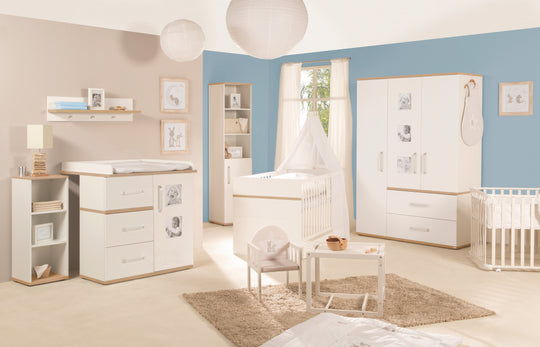 Set mobili per bambini 'Pia', 3pezzi, incl. letto per bambini 70 x 140 cm, cassettiera fasciatoio & armadio, bianco – Foto d'ambiente (3/15)