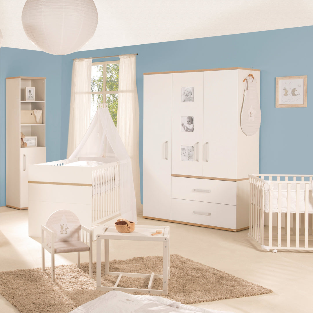 Set mobili per bambini 'Pia', 3pezzi, incl. letto per bambini 70 x 140 cm, cassettiera fasciatoio & armadio, bianco – Foto d'ambiente (2/15)
