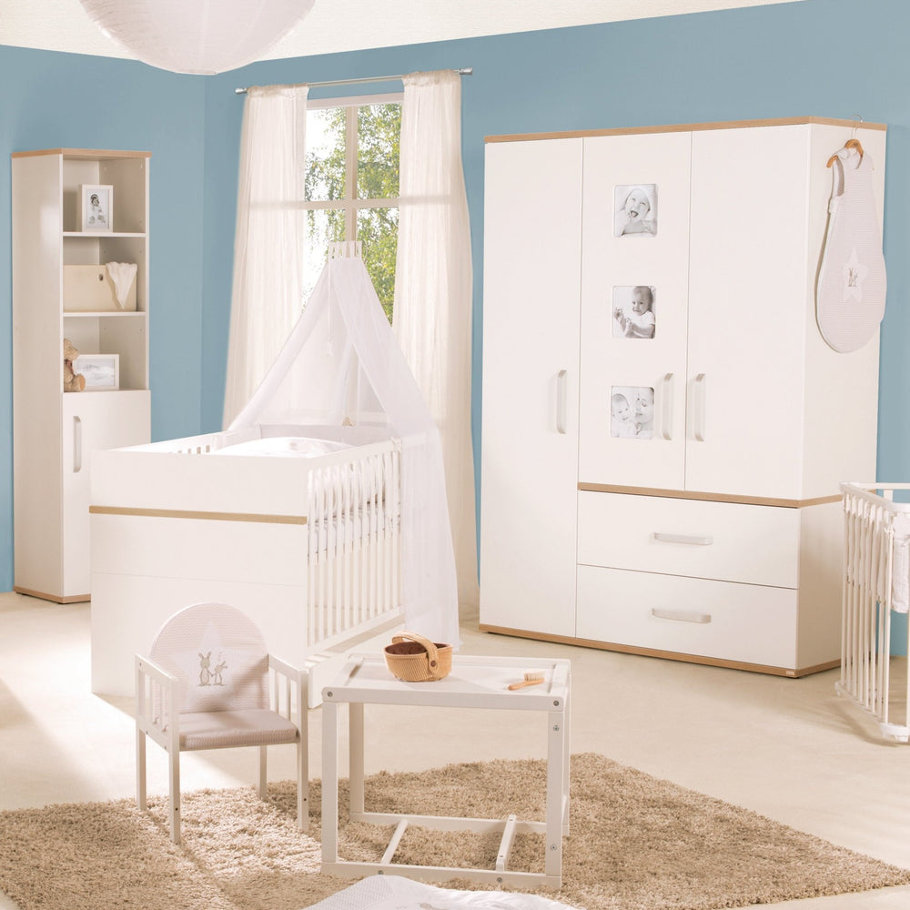 Kindermöbelset 'Pia', 3-teilig, inkl. Babybett 70 x 140 cm, Wickelkommode & Kleiderschrank, weiß – Milieubild (2/16)