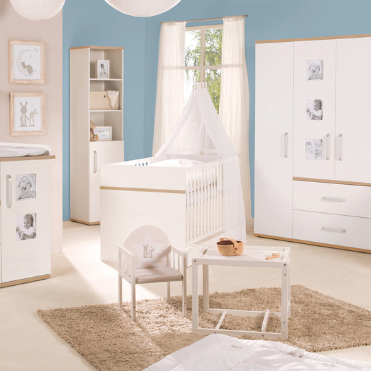 Estantería de pie 'Pia' con cuerpo & frontales blanco, decorado 'San remo roble‘, estantería de madera – Foto ambientada (2/5)
