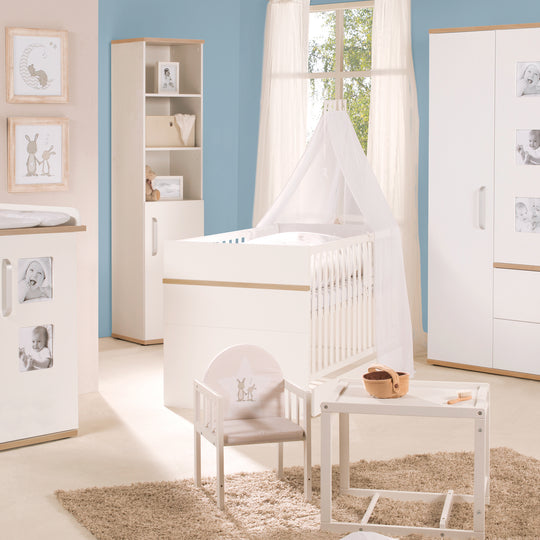 Set mobili per bambini 'Pia', 3pezzi, incl. letto per bambini 70 x 140 cm, cassettiera fasciatoio & armadio, bianco – Foto d'ambiente (5/15)