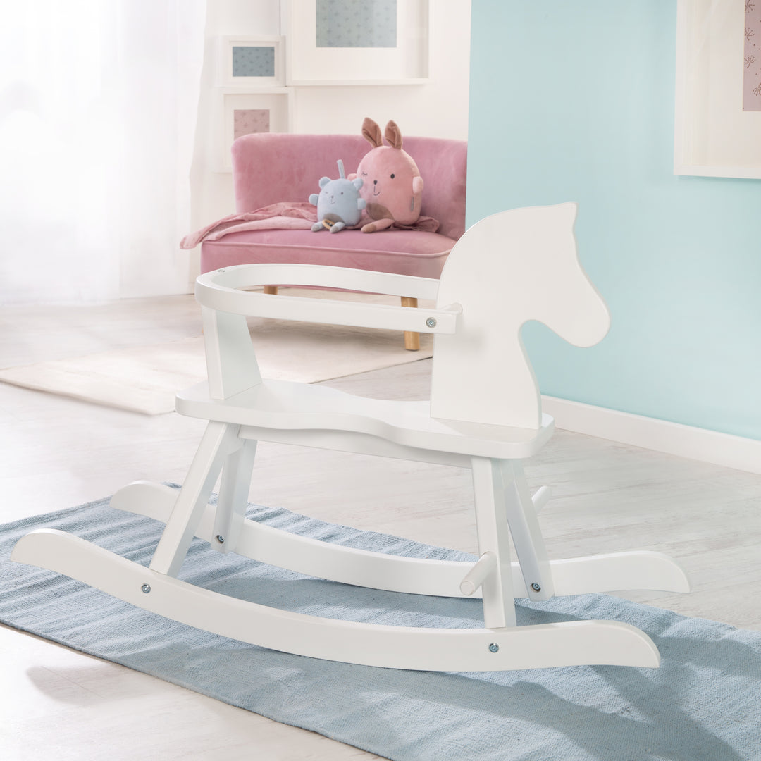 Cavallo a dondolo in legno massello bianco laccato, che cresce con il bambino grazie a removibile anello di protezione – Foto d'ambiente (2/8)