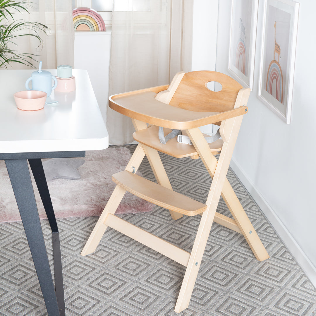 Klapphochstuhl 'Fold Up Smart' - Salvaspazio & pieghevole, seggiolone per neonati e bambini, legno naturale – Foto d'ambiente (4/9)