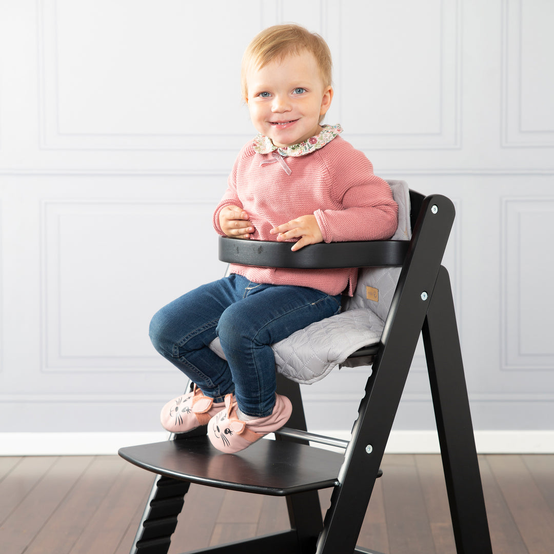 Seggiolone evolutivo 'Sit Up III' - Che cresce con il bambino dal seggiolone per neonati fino al sedia per ragazzi - Legno nero laccato – Foto d'ambiente (4/7)